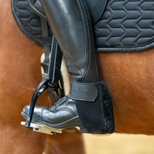 0666020000202.jpgv1709561534 "SafeHeel" - Protecteur d'éperon fauxfur Kavalkade