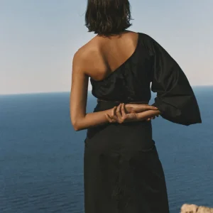 La Robe Asymétrique à Manche Bouffante